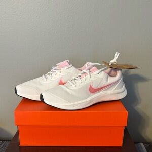 Nike Star Runner 3SE (GS) in size 6Y (women’s 7.5 equivalent)